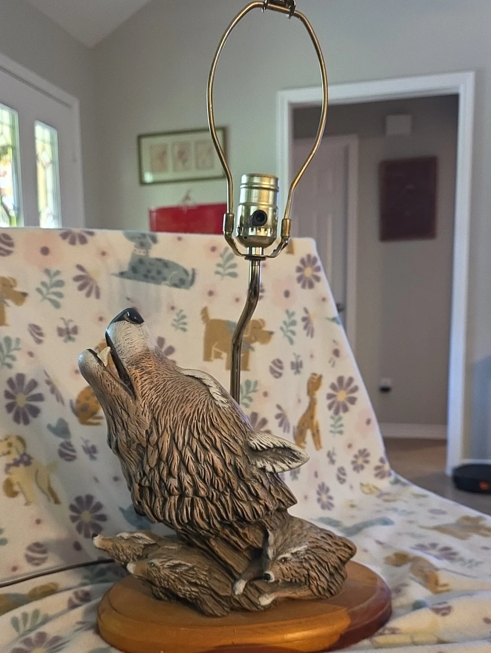 Rustic Howling Wolf And Pups Lamp